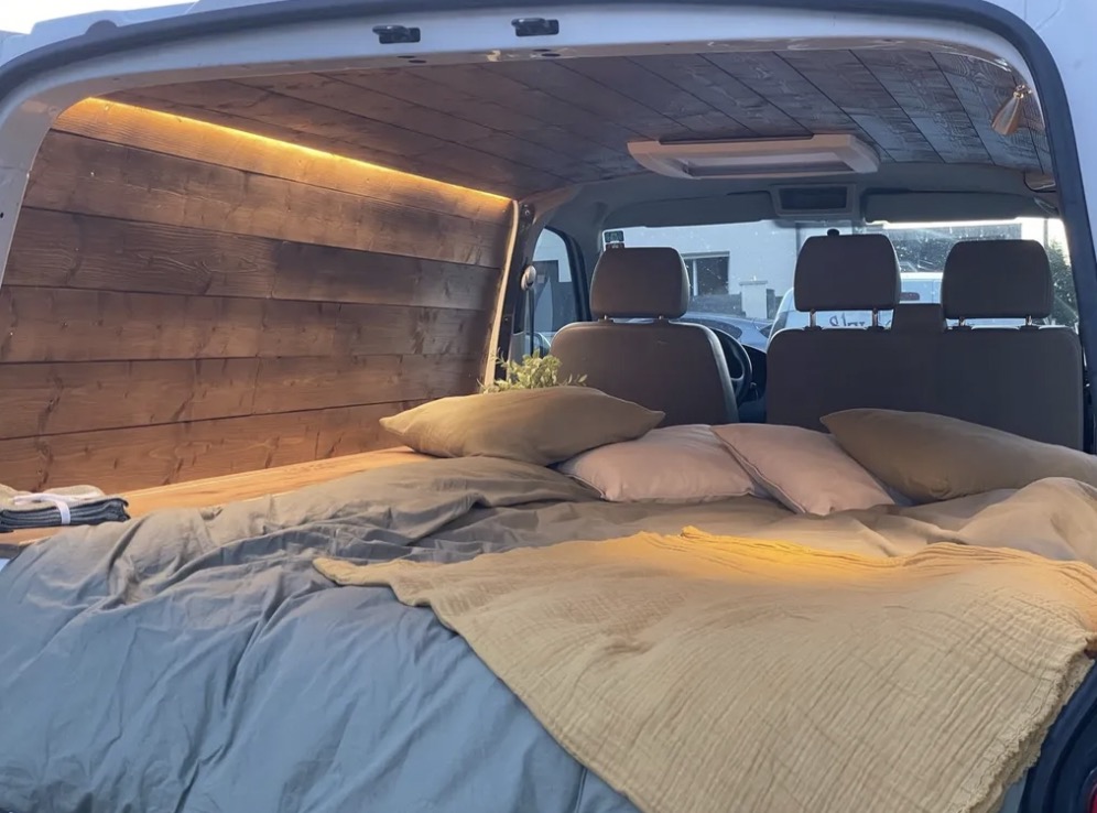 Van KILOME avec le lit déplié