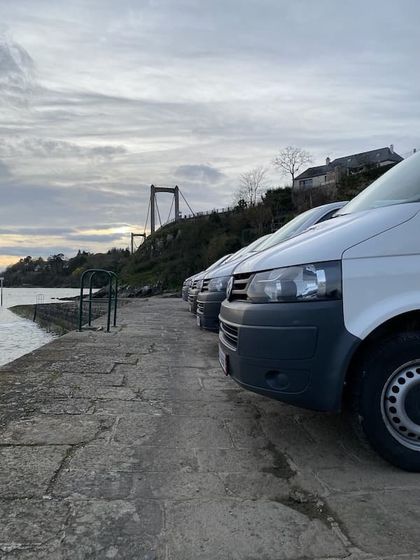 Photo de vans alignés au bord de la mer 