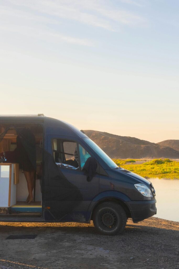 Photo d'un fourgon en bord de mer 