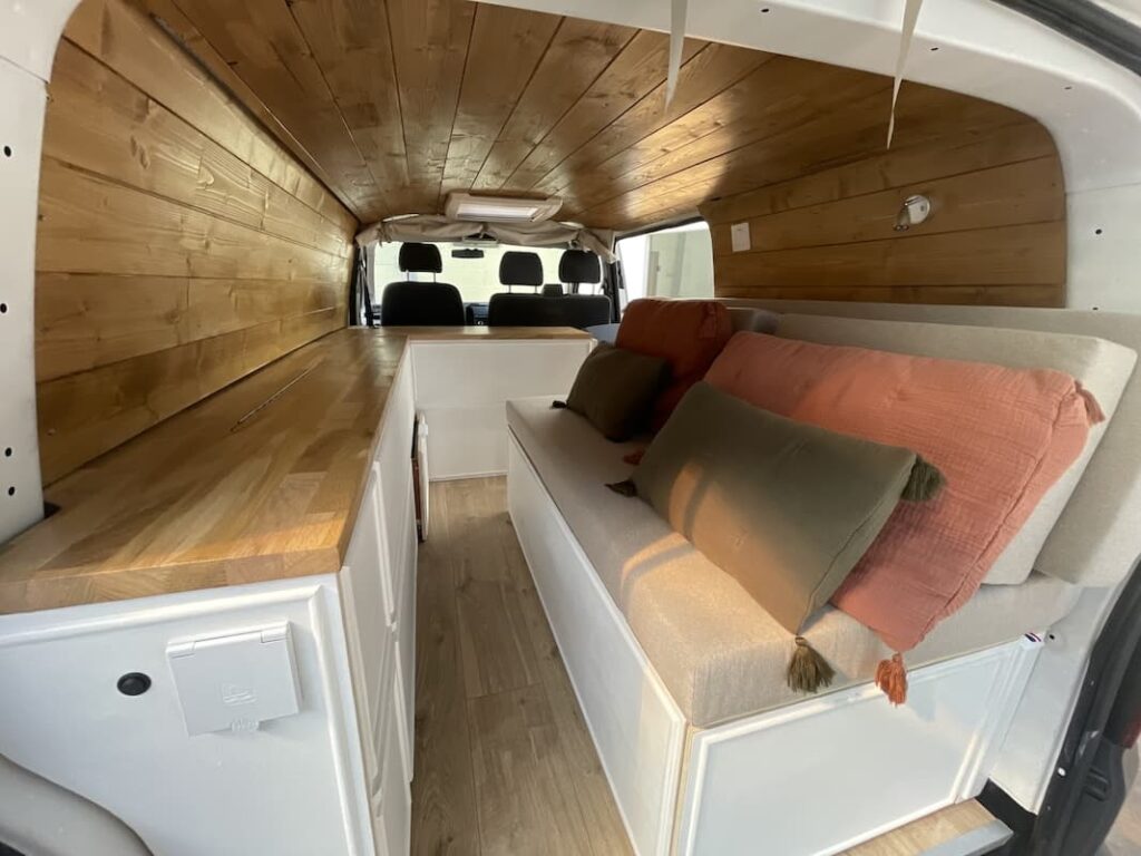 Intérieur d'un van aménagé
