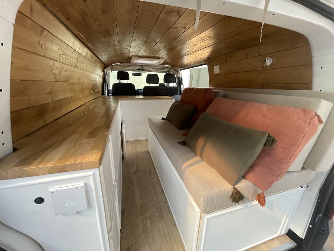 Intérieur d'un van aménagé