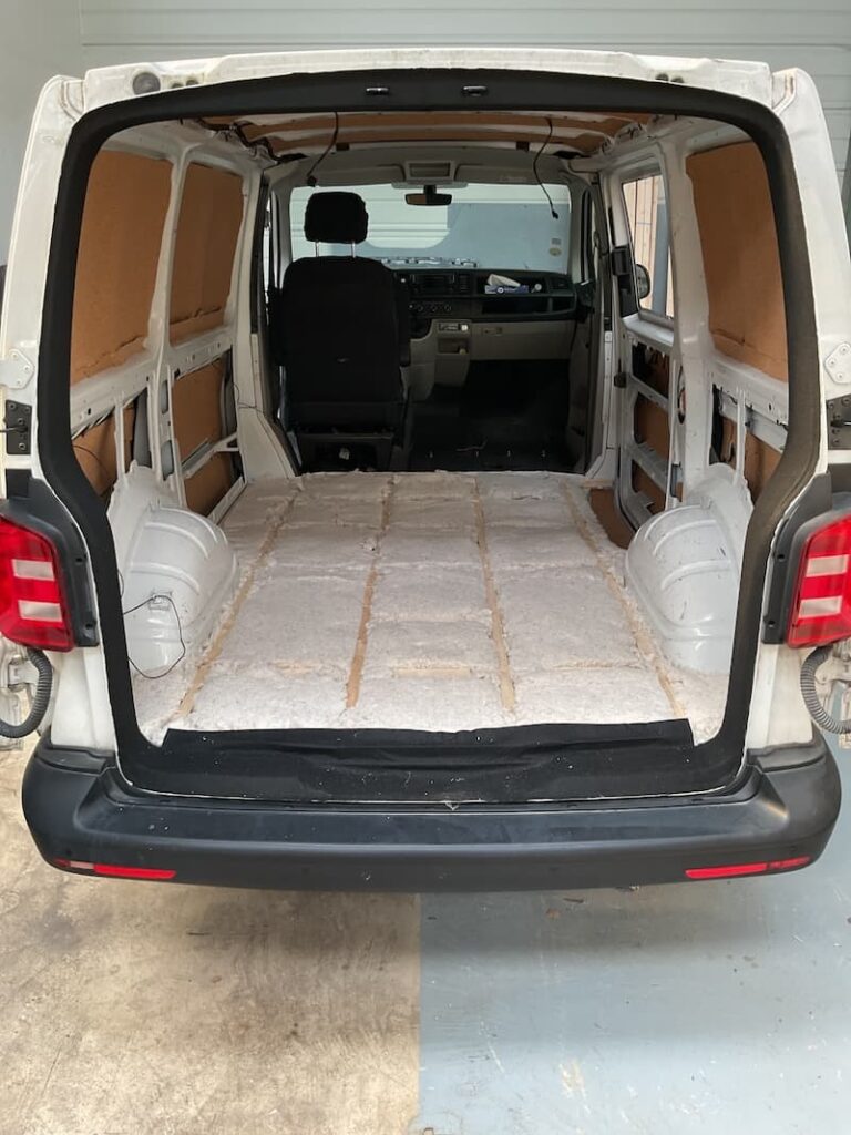 Isolation d'un van en biofib et en liège