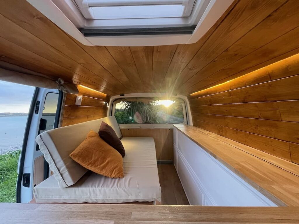 Van KILOME sous un coucher de soleil