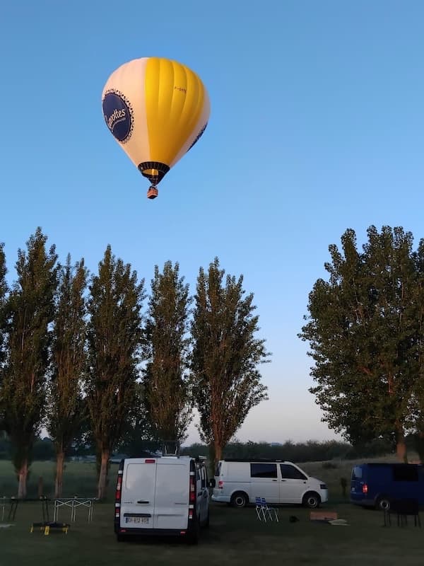 Photo de la montgolfière au dessus des vans  